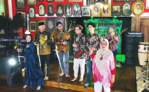 Ahmad Dhani Family Nanyikan Lagu Bersuka Ria, Lirik Mobil Esemka Bikin Gagal Fokus