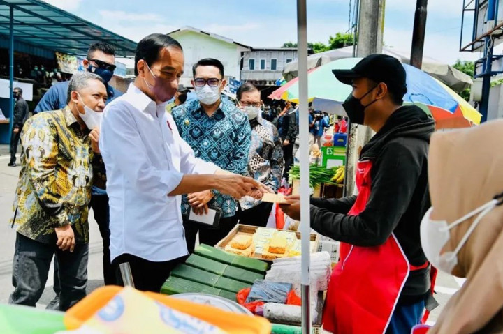 Jokowi Berikan Bantuan Tunai untuk Pedagang di Pasar Sederhana Bandung
