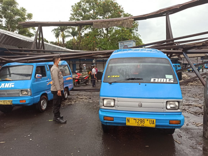 Atap Halte Terminal Arjosari Malang Ambruk Diterjang Hujan Deras