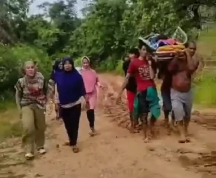 Viral, Seorang Ibu Hendak Melahirkan di Sumsel Digotong Lewat Jalan Berlumpur