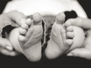 Bayi Baru Lahir Dibungkus Kresek Dibuang di Jalan Sencaki Surabaya