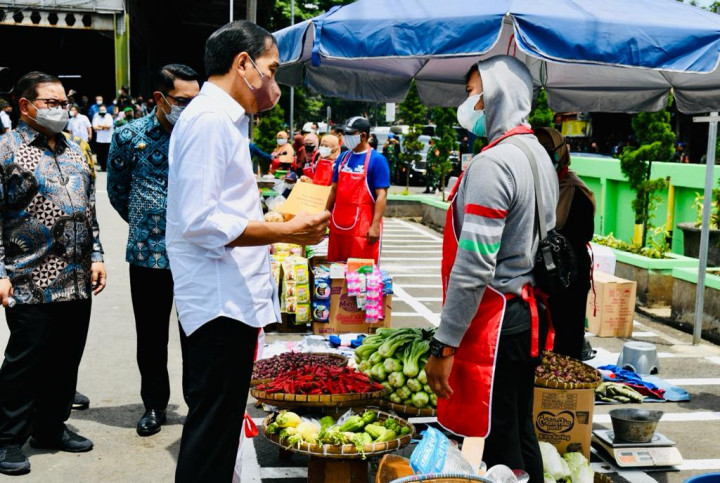 Jokowi Distributes Cash Assistance to Street Vendors, Small Stall Owners in Bandung