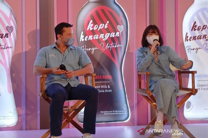 Fan Berat Nicholas Saputra, Isyana Sarasvati: <i>Natap Aja</i> Tegang