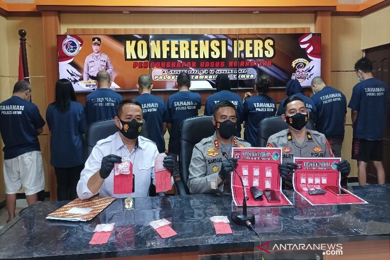  Kapolres Kotawaringin Timur, AKBP Sarpani, menunjukkan barang bukti dan tersangka kasus narkoba, Selasa, 18 Januari 2022. ANTARA/Norjani