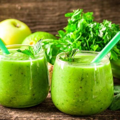 Ini resep minuman segar dan sehat gabungan kale dengan apel. (Foto: Dok. Endeus TV)