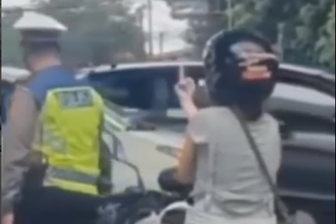 Viral, Wanita Acungkan Jari Tengah ke Polisi karena Tak Pakai Helm
