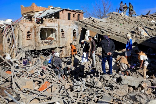 Rumah di Sanaa, Yaman yang hancur dalam serangan udara pasukan koalisi Arab Saudi. Foto: AFP