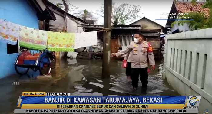 Polsek Terjun Langsung ke Lokasi Banjir di Bekasi