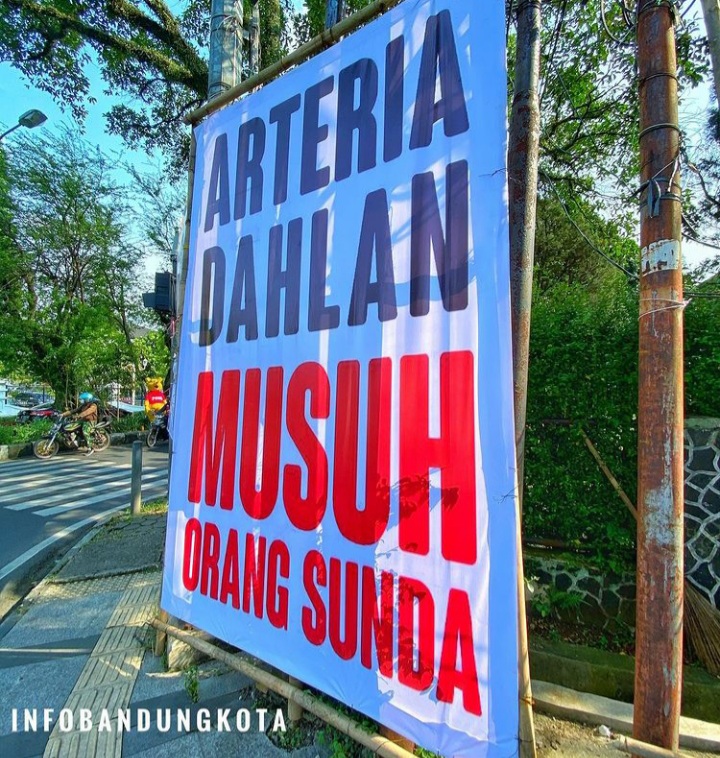 Viral Spanduk 'Arteria Dahlan Musuh Orang Sunda' Berukuran Besar di Bandung