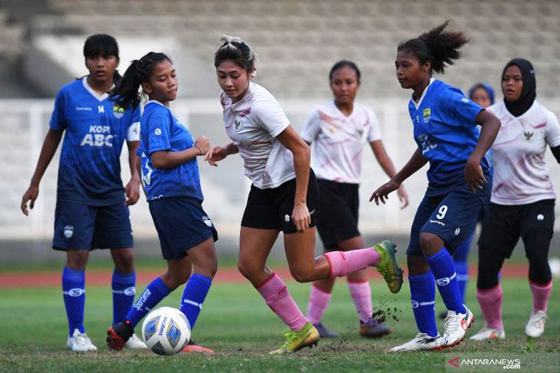 Pemain Timnas Putri Indonesia Zahra Muzdalifah (ketiga kiri) menggiring bola melewati sejumlah pemain Akademi Persib Putri. (ANTARA FOTO/Sigid Kurniawan/wsj)
