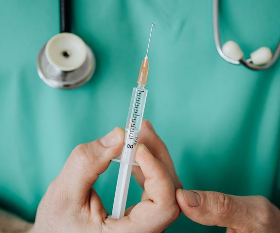 Takut Jarum Suntik Saat Vaksinasi? Begini Cara Mengatasinya!