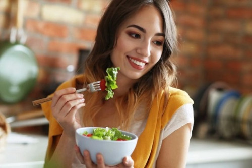 Penelitian menunjukkan mereka yang makan sayur sebelum mengonsumsi karbohidrat memiliki kadar gula darah yang lebih rendah. (Foto: Ilustrasi. Dok. Freepik.com)