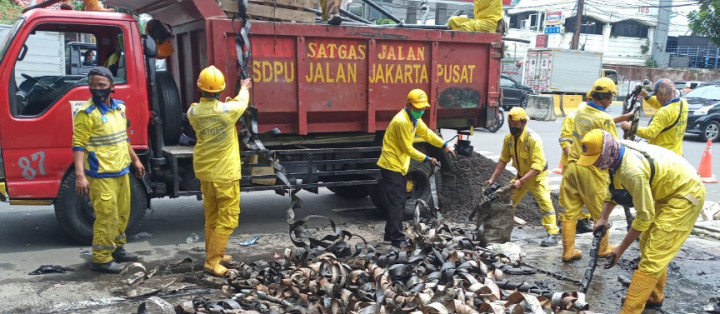 Puluhan Kilogram Kulit Kabel Ditemukan di Gorong-gorong Jalan Bungur Raya