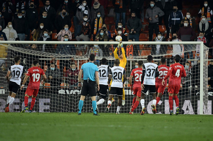 Foto Terpopuler: Valencia Vs Sevilla Imbang 1-1 hingga Saudara Kandung Bupati Langkat Tiba di KPK