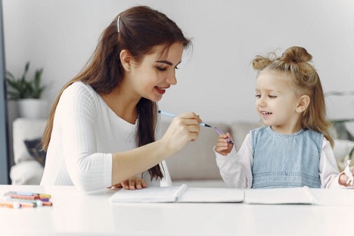 Berikanlah anak apresiasi dalam bentuk pujian atau hadiah tiap kali ia berhasil melalui proses belajar sesuai tujuan belajarnya. (Foto: Ilustrasi. Dok. Freepik.com)