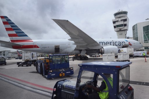 Penumpang Tolak Pakai Masker, Pesawat American Airlines Putar Balik