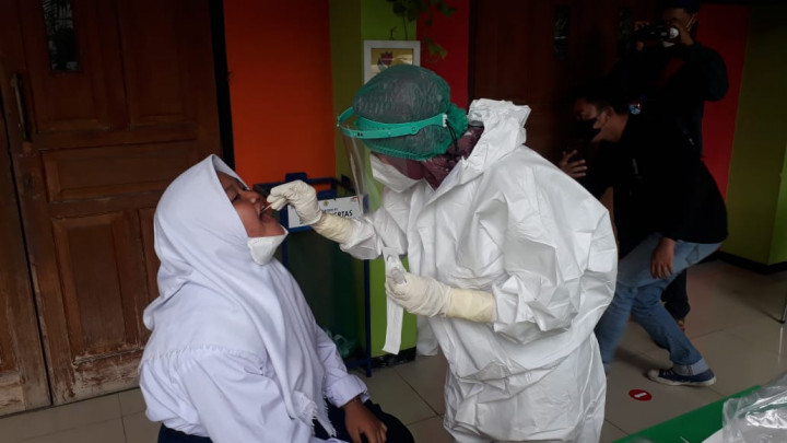 <i>Tracing</i>, 30 Pelajar SMP 85 Pondok Labu Jalani Tes PCR