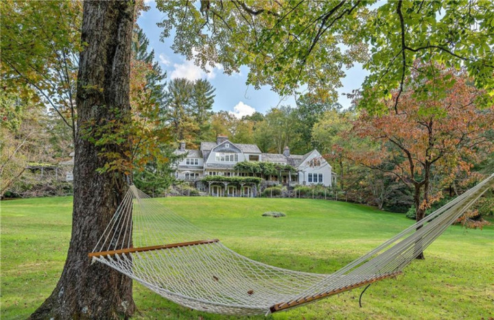 Populer Properti, Rumah Mewah Richard Gere hingga Tips Merawat Lantai Kayu