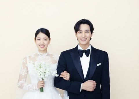 Menikah Hari ini, Park Shin Hye dan Choi Tae Joon Rilis Foto Pengantin