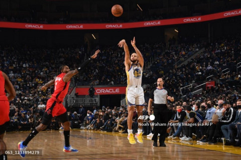 NBA: Curry Bantu Warriors Redam Rockets