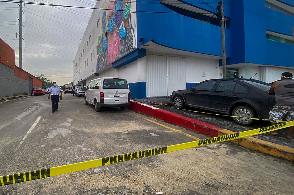 Garis polisi dipasang di lokasi penembakan di sebuah hotel di Playa del Carmen, Meksiko, 21 Januari 2022. (AFP / Juan manuel Valdivia)