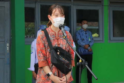 Viral Wanita Cantik Asal Jepang Jadi Guru SMK di Cirebon, Dijamin Rajin Sekolah