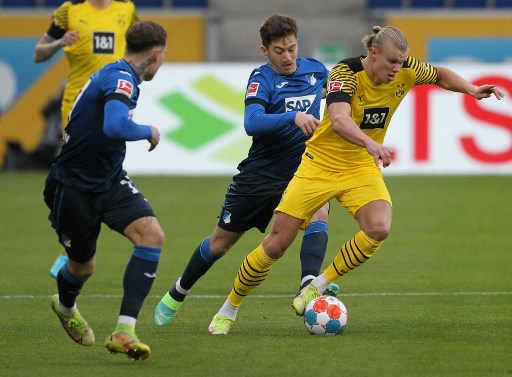 Erling Haaland (kanan) mendapat pengawalan ketat dari para pemain Hoffenheim. (Daniel ROLAND / AFP)