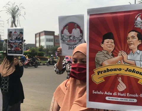 Puluhan Mak-mak di Karawang Deklarasi Prabowo-Jokowi Maju Pilpres 2024
