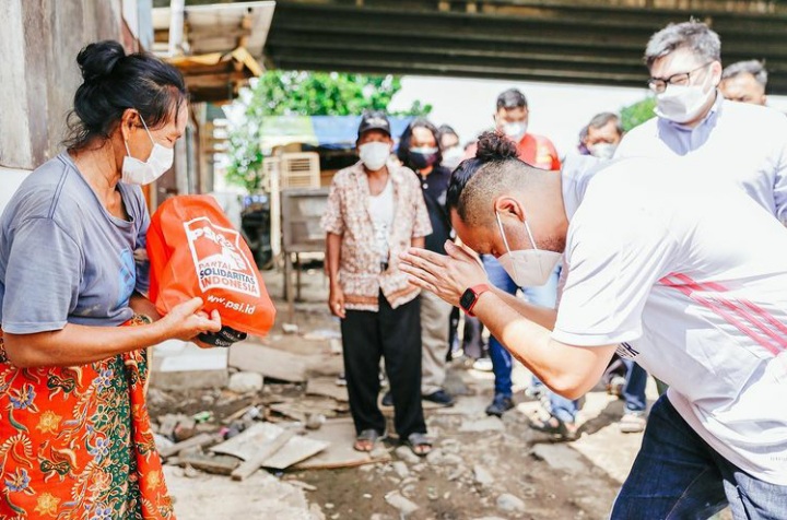 Sambil Bagi-bagi <i>Goodie Bag</i> PSI, Giring Sebut Stadion JIS Proyek Firaun