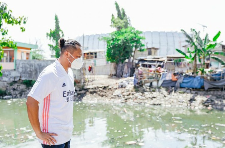 Gaya Blusukan Giring Pakai <i>Jersey</i> Real Madrid, Netizen: Kayak Syuting Sinetron