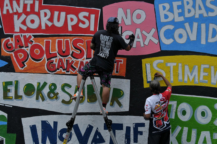 Seniman Membuat Mural Bertajuk Repaint Indonesia di Palmerah Jakarta