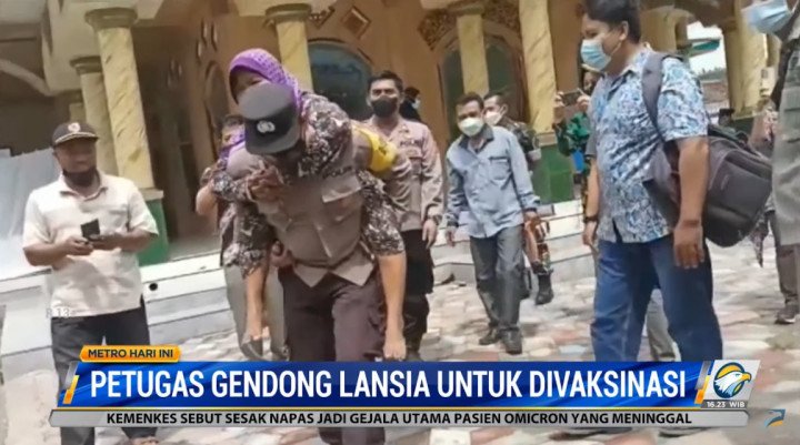 Petugas Gendong Lansia di Jember untuk Divaksinasi