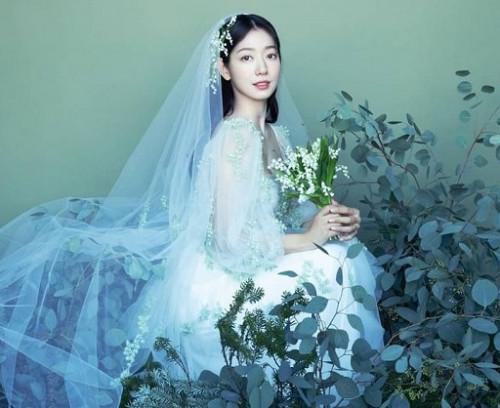 Park Shin-hye mengenakan gaun rancangan desainer Filipina-Amerika Monique Lhuillier untuk foto pre-wedding. (Foto: Dok. Instagram/@salt_ent)