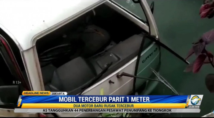 Sopir Belum Mahir, Mobil <i>Pick Up</i> Pengangkut Unit Sepeda Motor Baru Tercebur