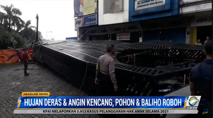 Baliho Raksasa Roboh Timpa Puluhan Motor Akibat Angin Kencang