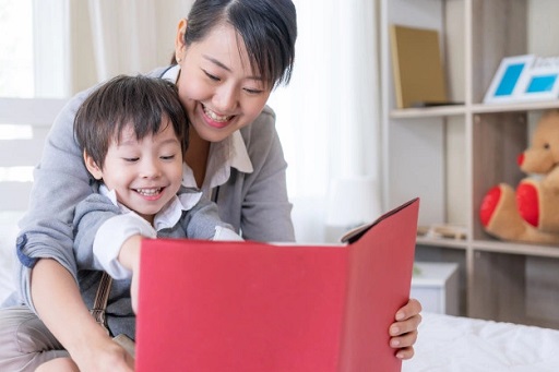 Story time membuat hubungan orang tua dan anak menjadi lebih dekat secara fisik maupun emosional. (Foto: Ilustrasi. Dok. Freepik.com)