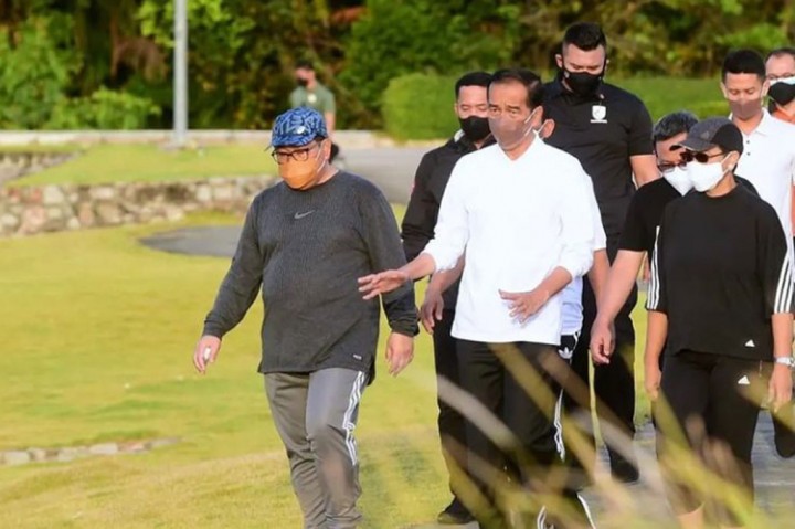 Potret Jokowi Olahraga Bersama Sejumlah Menteri di Kepulauan Bintan