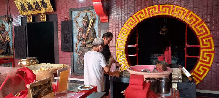 Kelenteng Hian Thian Siang Tee Jelang Imlek Dibersihkan