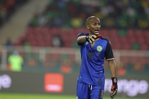 Momen Chaker Alhadhur Kiper Dadakan Komoro yang Lupa Posisi dan Sembunyikan Tangan