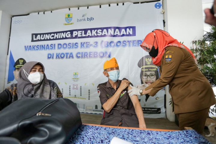 Pemkot Cirebon Mulai Vaksinasi Booster Lansia dan Pelayan Publik