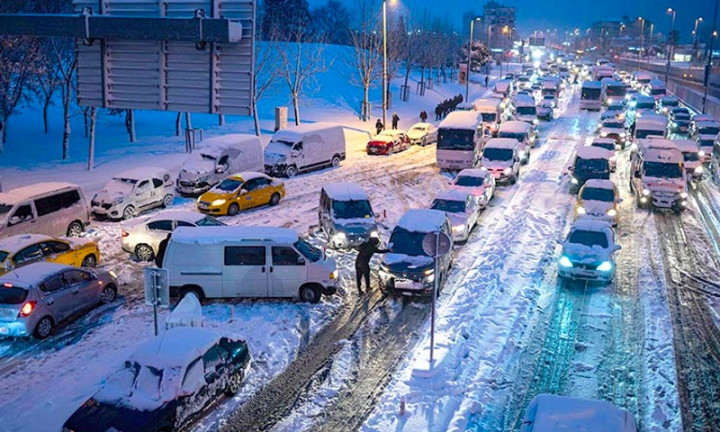 Salju Selimuti Istanbul, Paksa Penutupan Bandara
