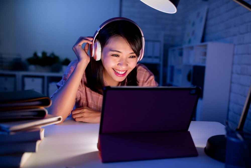 Perempuan Harus Beradaptasi dengan Dunia Digital (Foto: 123rf)