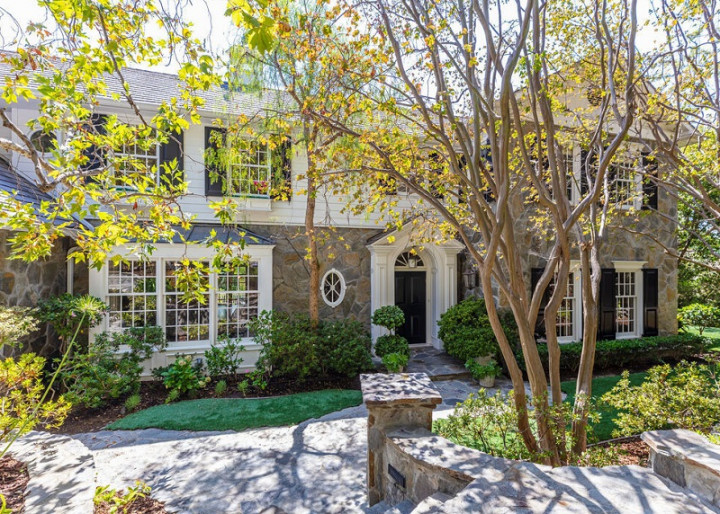 Potret Rumah Ashton Kutcher dan Mila Kunis Seharga Rp149 Miliar