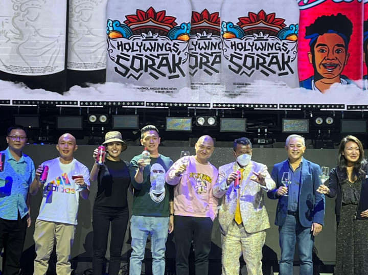 Hotman Paris Sambut Tiga Produk Baru Holywings Indonesia