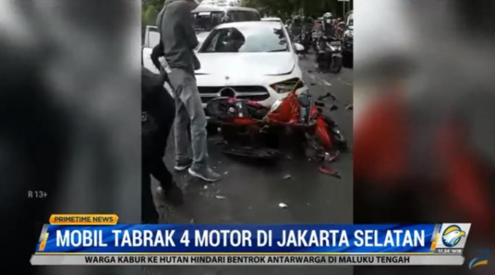Sedan Mewah Tabrak 4 Motor di Jakarta Selatan