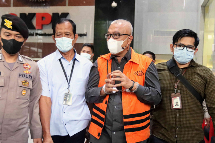 Jadi Tersangka Suap dan TPPU, Eks Bupati Buru Selatan Ditahan