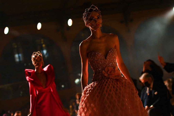 Foto: Tampilan Mencolok Karya Elie Saab di Peragaan Busana Paris