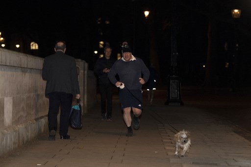 Kasus Omicron Capai Puncak, Inggris Cabut Wajib Penggunaan Masker