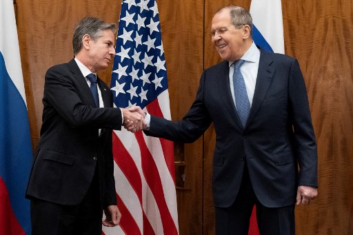 Menlu AS Antony Blinken dan Menlu Rusia Sergey Lavrov dalam pertemuan membahas situasi Ukraina. Foto: AFP