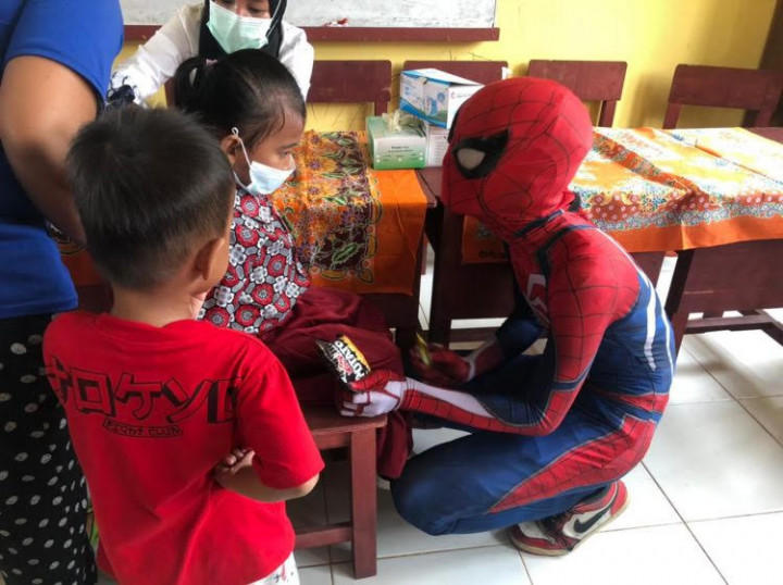 Spiderman dari Ogan Ilir Suntik Vaksin Anak 6-11 Tahun